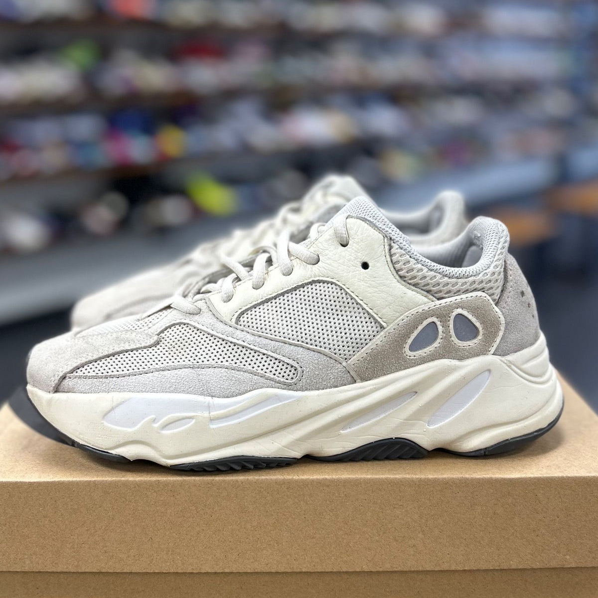 adidas Yeezy Boost 700 Analog - Preowned