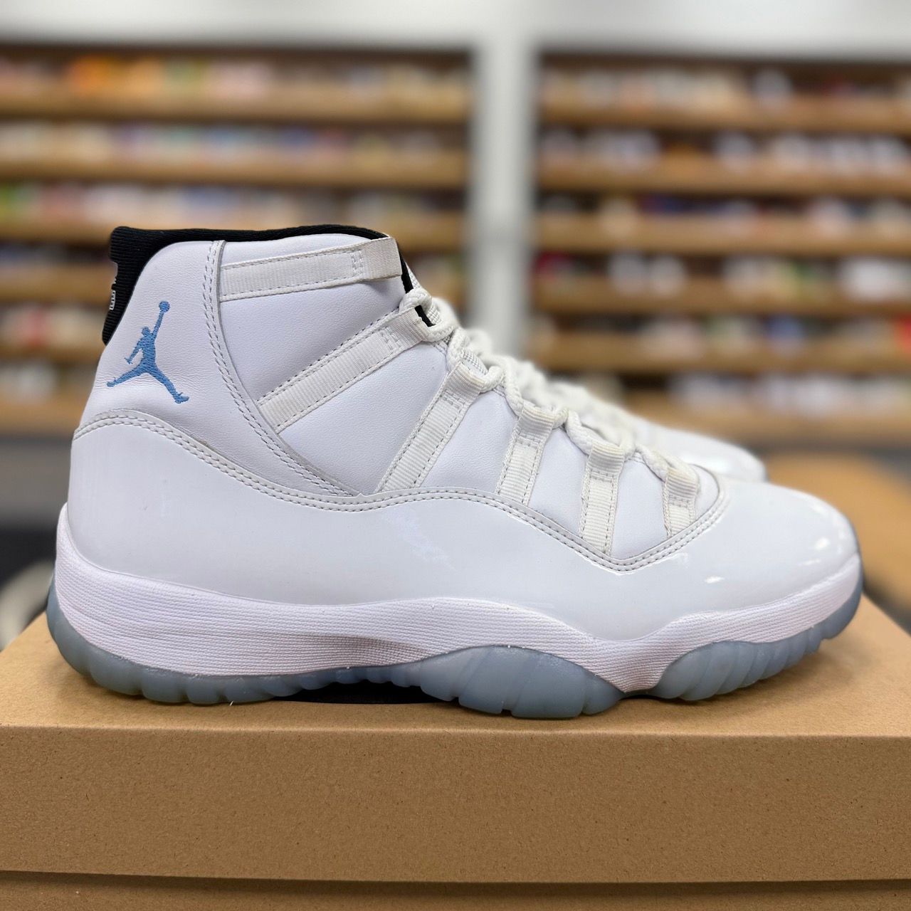 Jordan 11 Retro Legend Blue (2024) - Preowned
