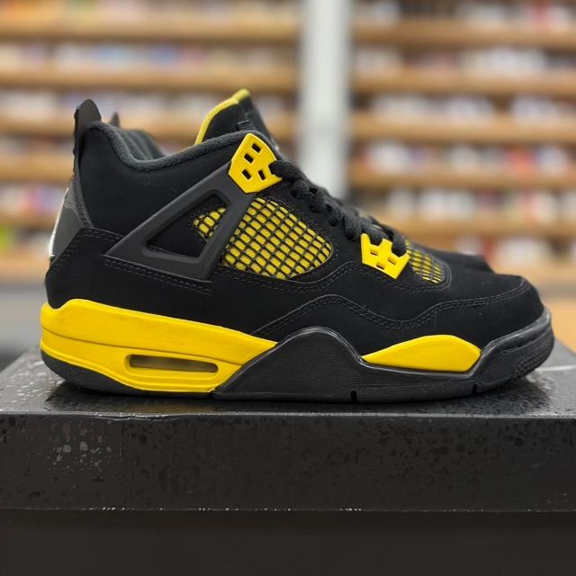 Jordan 4 Retro Thunder (2023) (GS) - Preowned