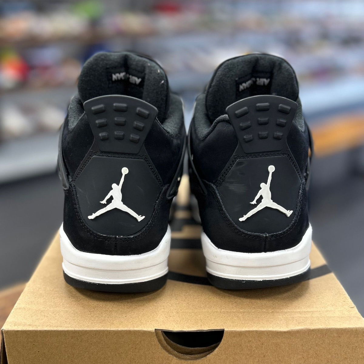 Jordan 4 Retro White Thunder (GS) - Preowned