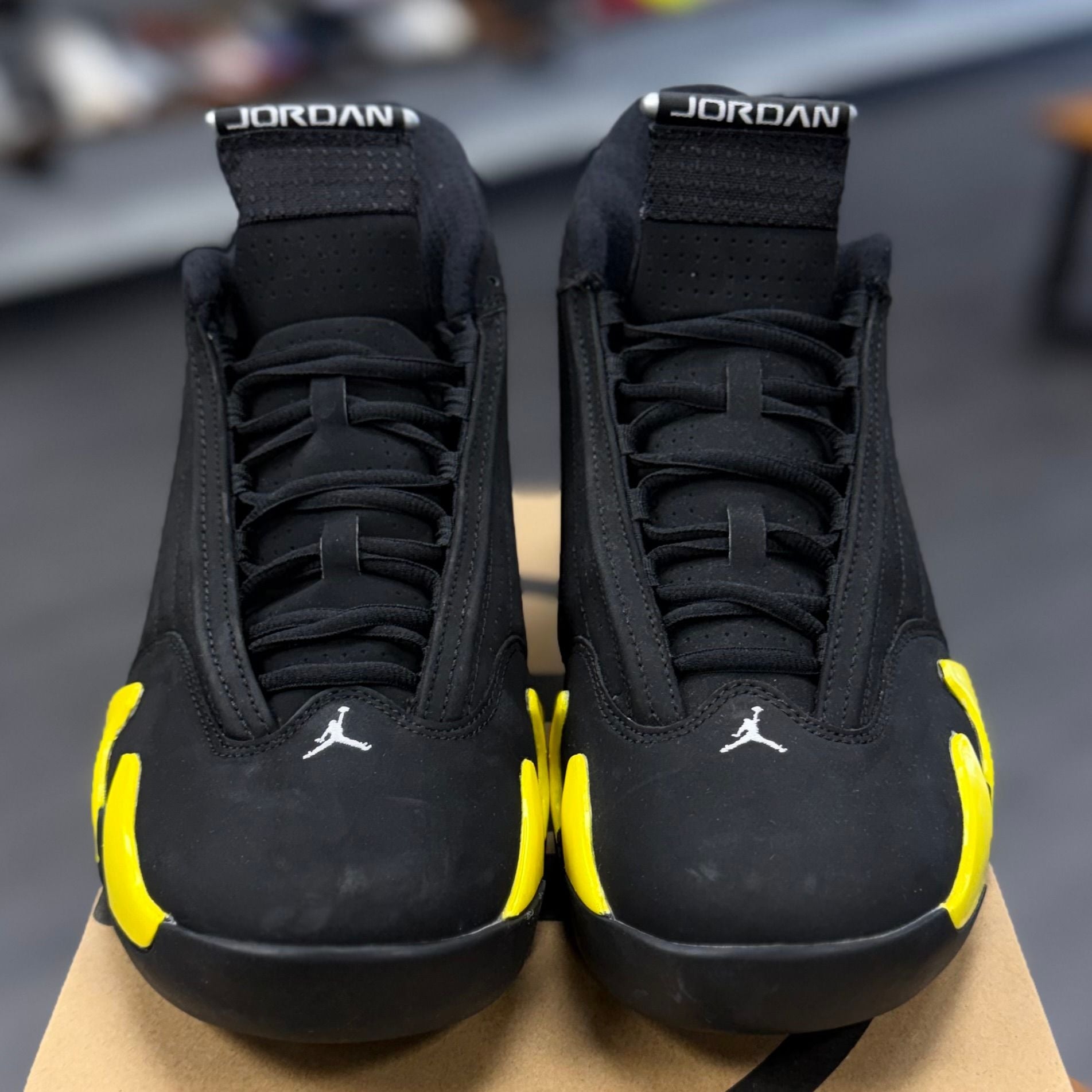 BRAND NEW STEAL - Jordan 14 Retro Thunder