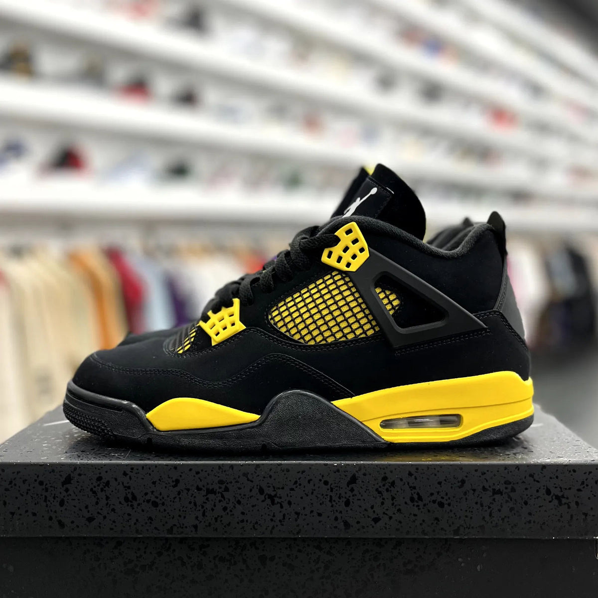 Jordan 4 Retro Thunder (2023) - Preowned