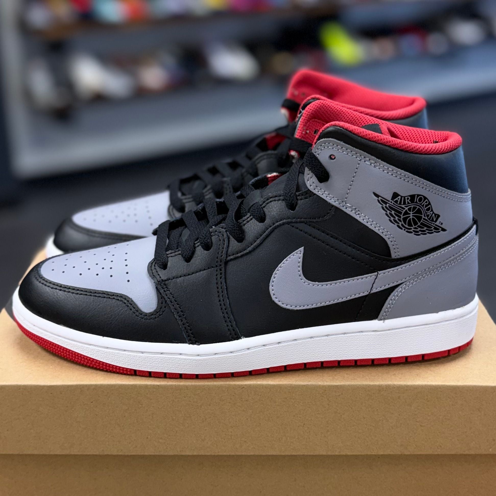 BRAND NEW STEAL - Jordan 1 Mid Bred Shadow