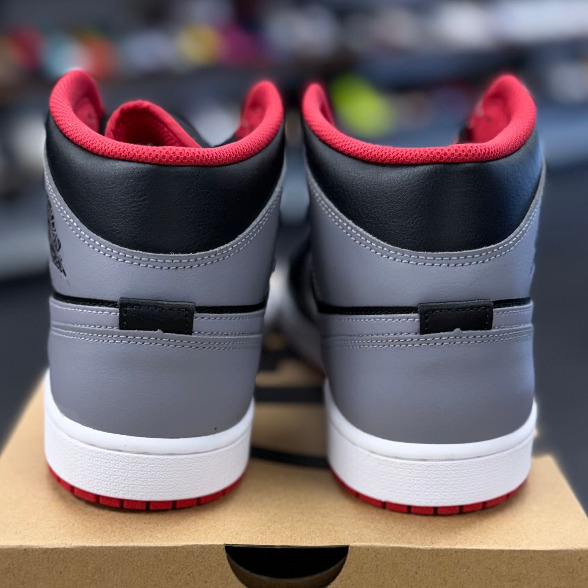 BRAND NEW STEAL - Jordan 1 Mid Bred Shadow