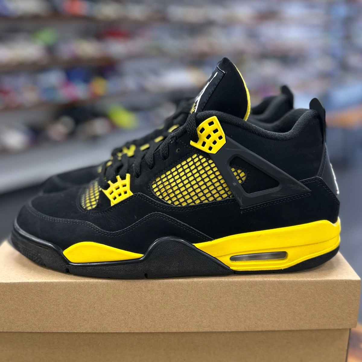Jordan 4 Retro Thunder (2023) - Preowned