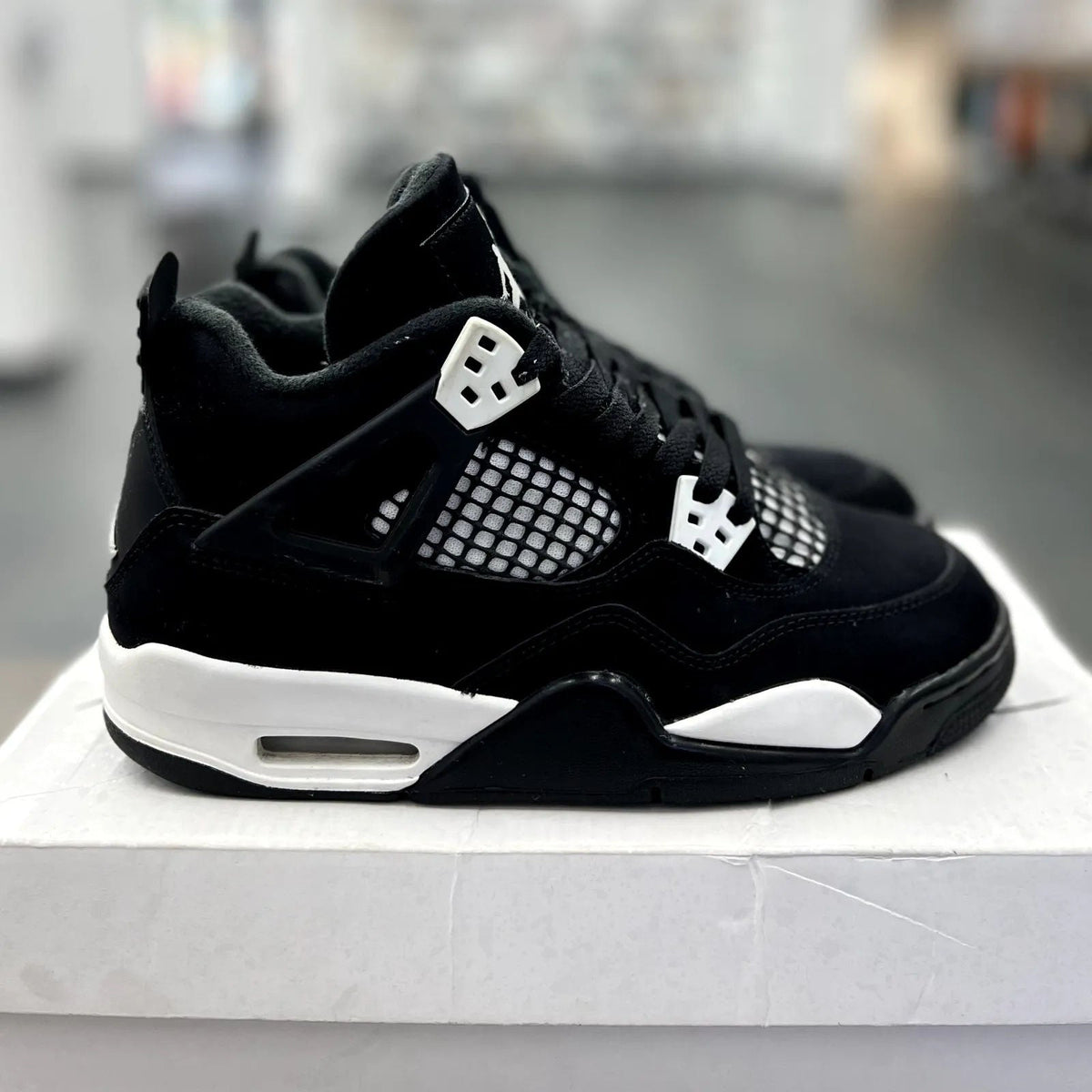 Jordan 4 Retro White Thunder (GS) - Preowned