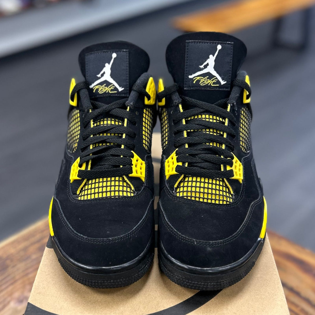 Jordan 4 Retro Thunder (2023) - Preowned