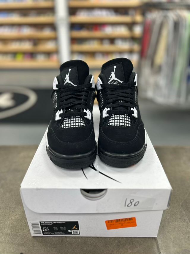 Jordan 4 Retro White Thunder (GS) - Preowned