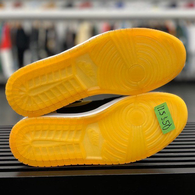 Jordan 1 Retro Mid New Love (2017) - Preowned