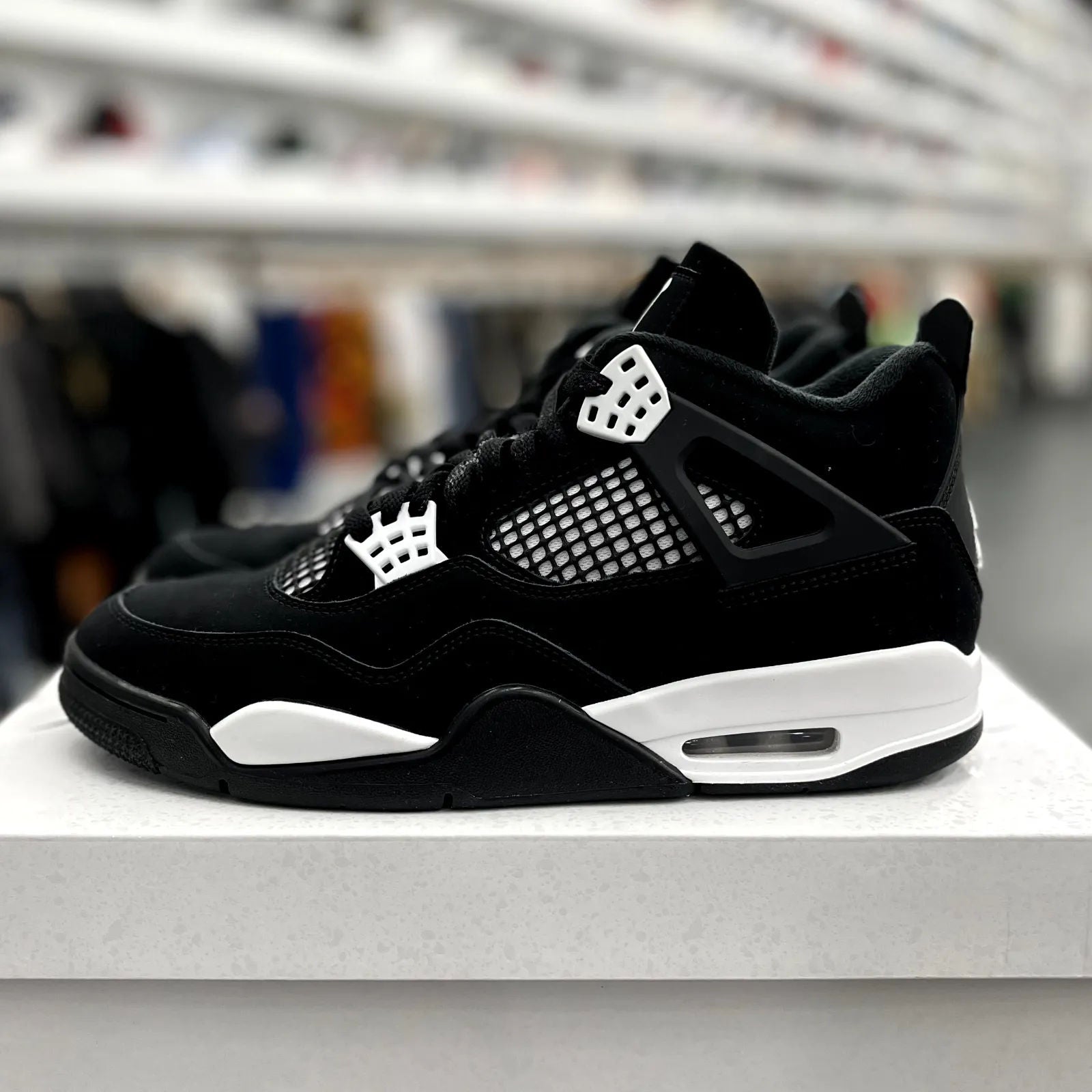 Jordan 4 Retro White Thunder - Preowned