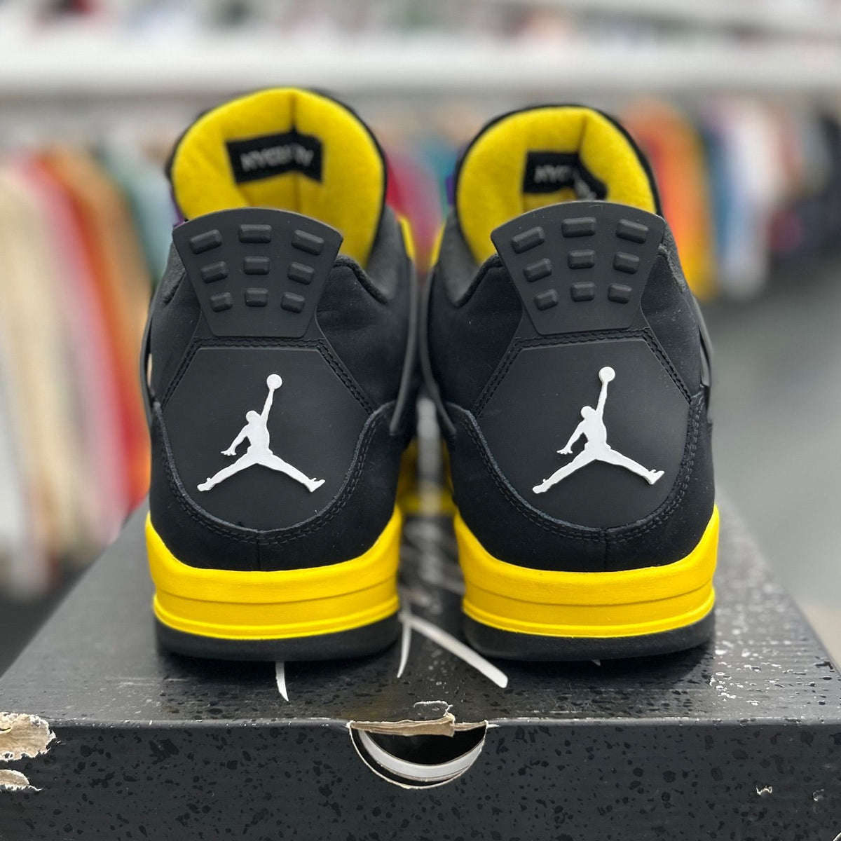 Jordan 4 Retro Thunder (2023) - Preowned