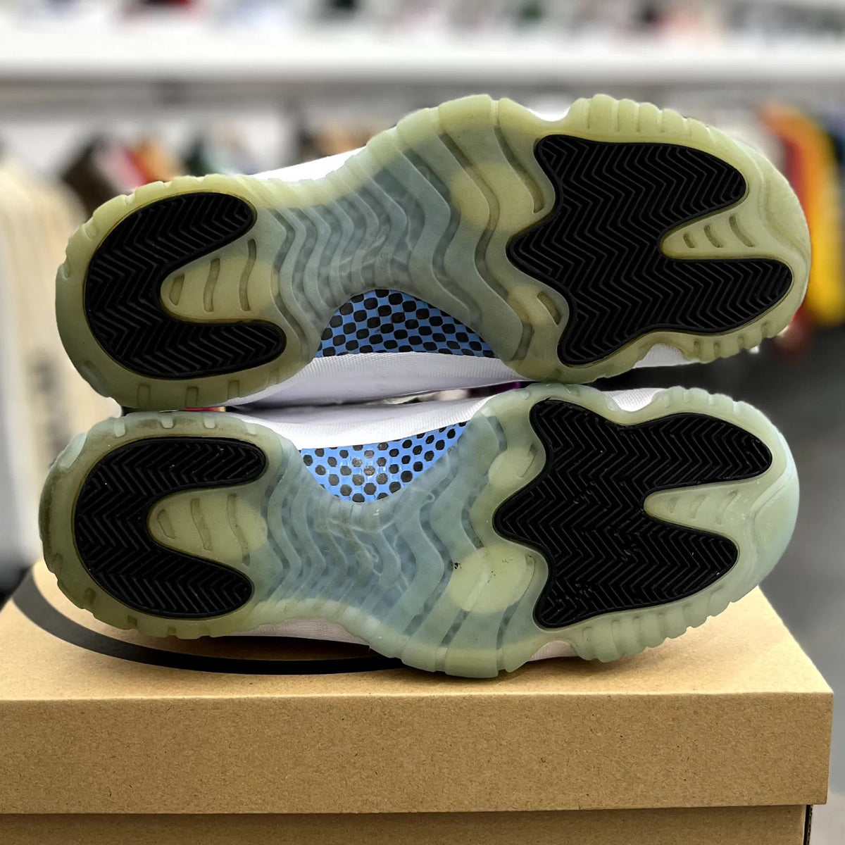 Jordan 11 Retro Legend Blue (2024) - Preowned