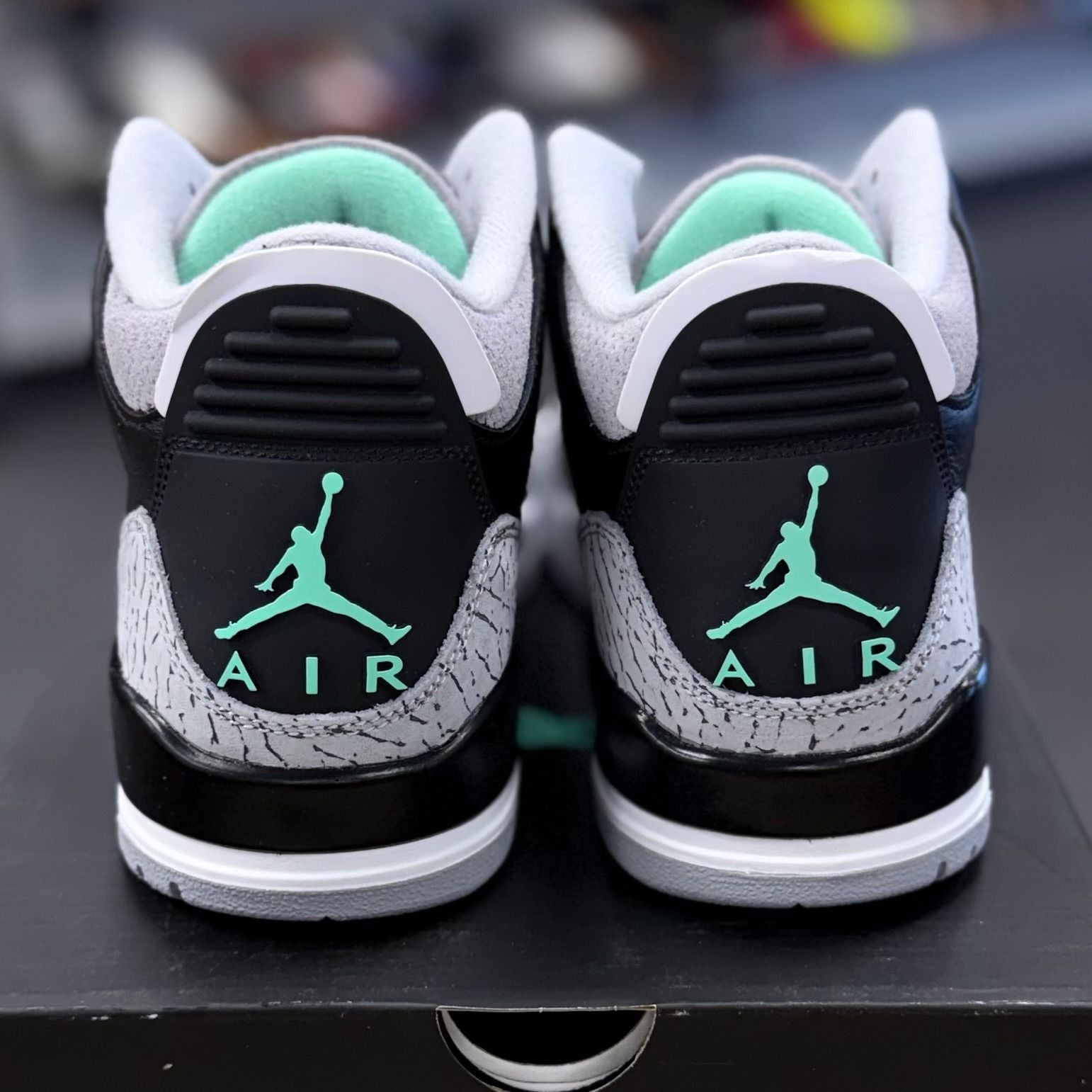 BRAND NEW STEAL - Jordan 3 Retro Green Glow