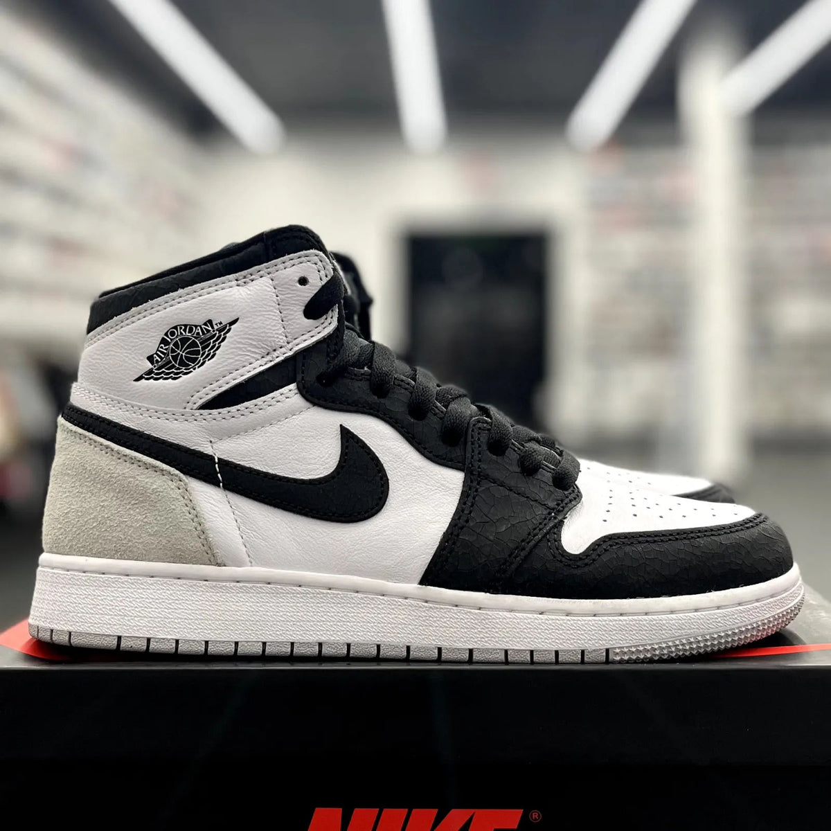 Jordan 1 Retro High OG Bleached Coral (GS) - Preowned