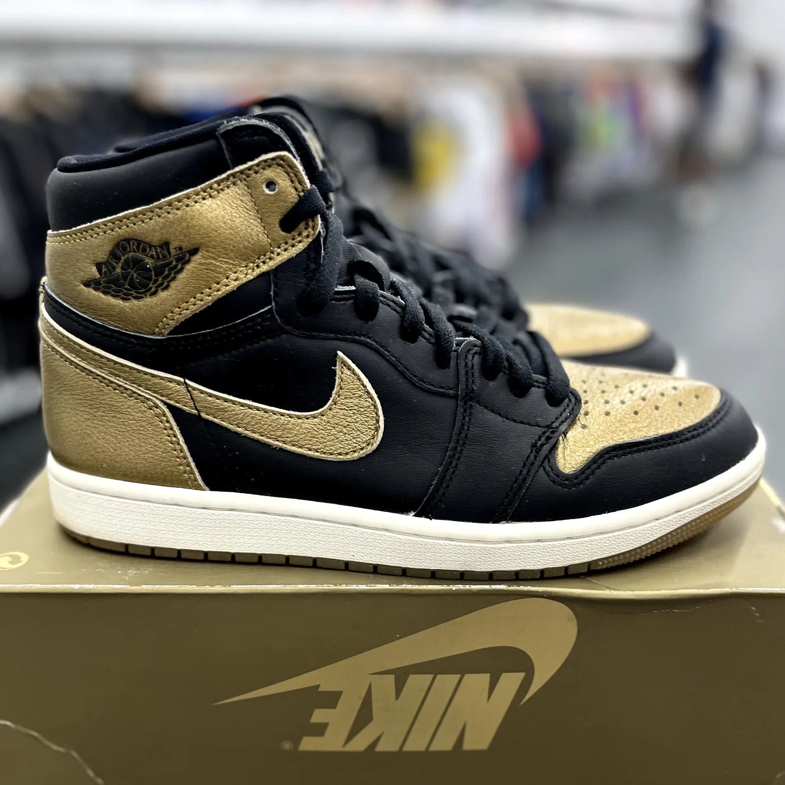 Jordan 1 Retro High OG Black Metallic Gold - Preowned