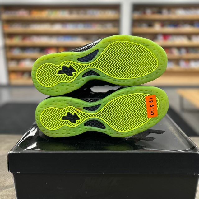 Nike Air Foamposite One Black Volt - Preowned