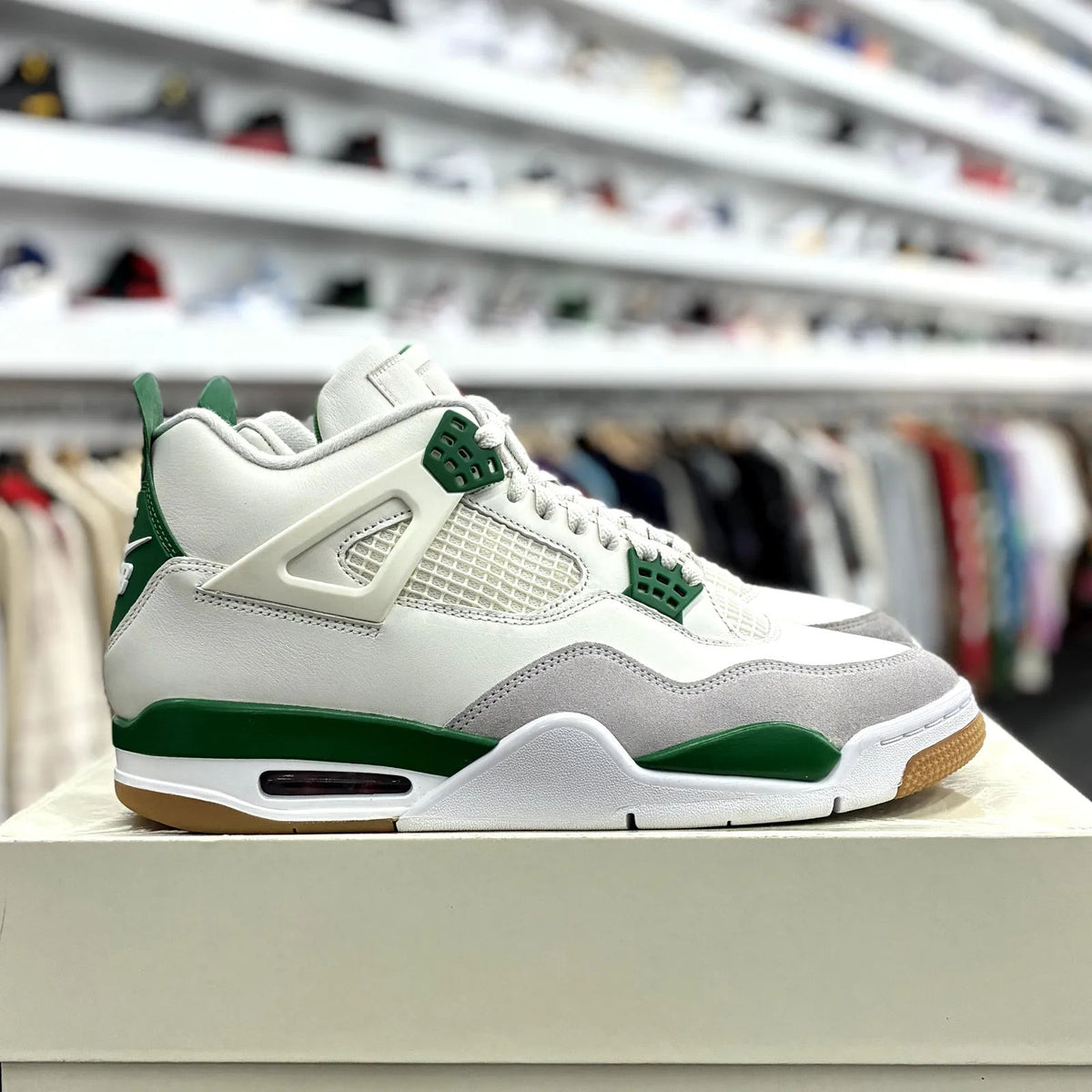 Jordan 4 Retro SB Pine Green - Preowned