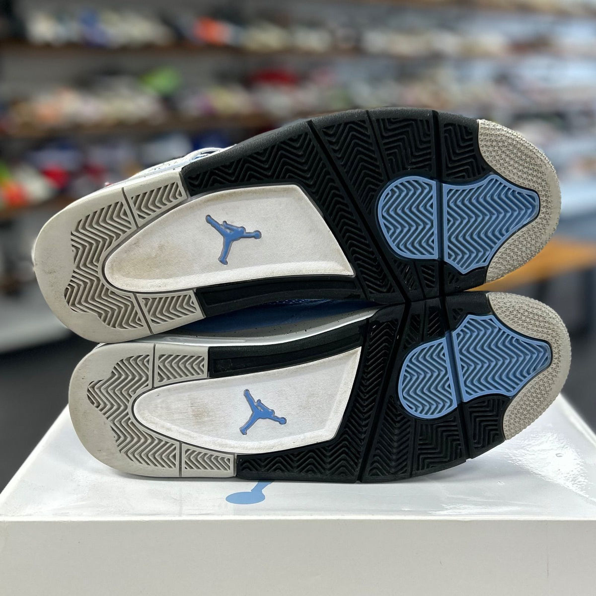 Jordan 4 Retro University Blue - Preowned