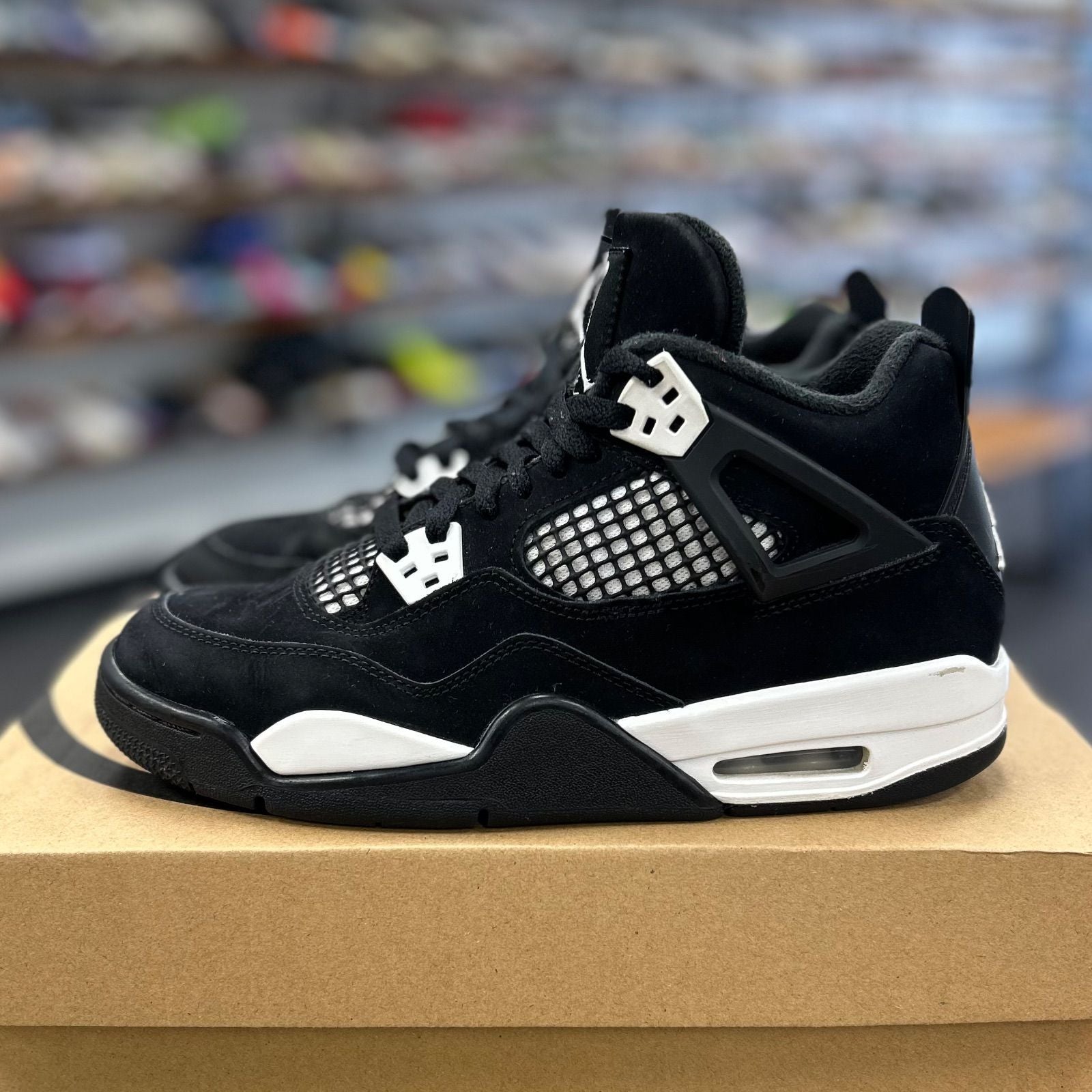 Jordan 4 Retro White Thunder (GS) - Preowned