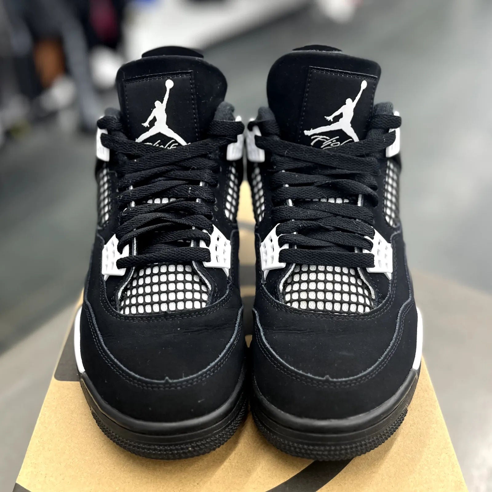 Jordan 4 Retro White Thunder - Preowned