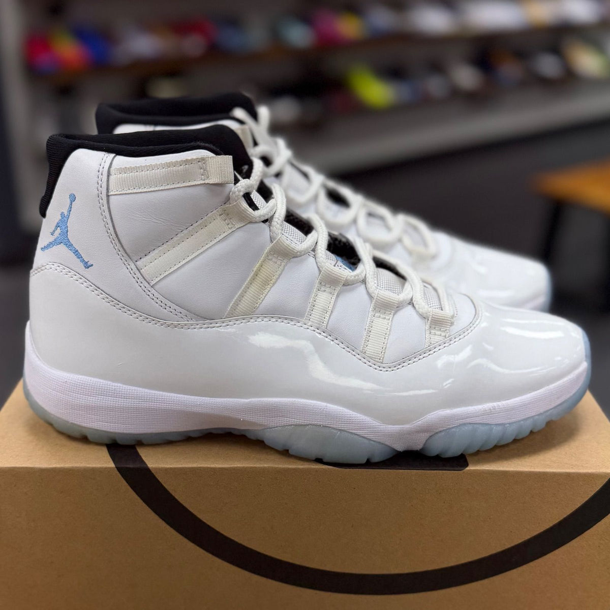 Jordan 11 Retro Legend Blue (2024) - Preowned