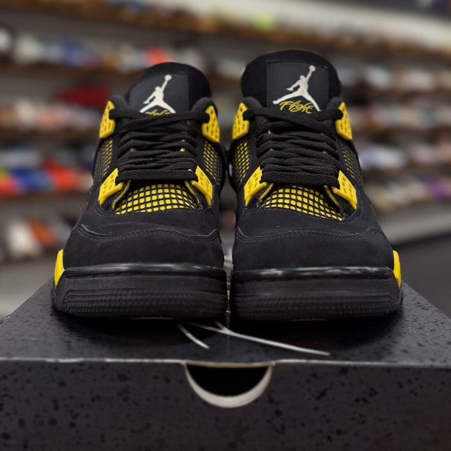 Jordan 4 Retro Thunder (2023) - Preowned