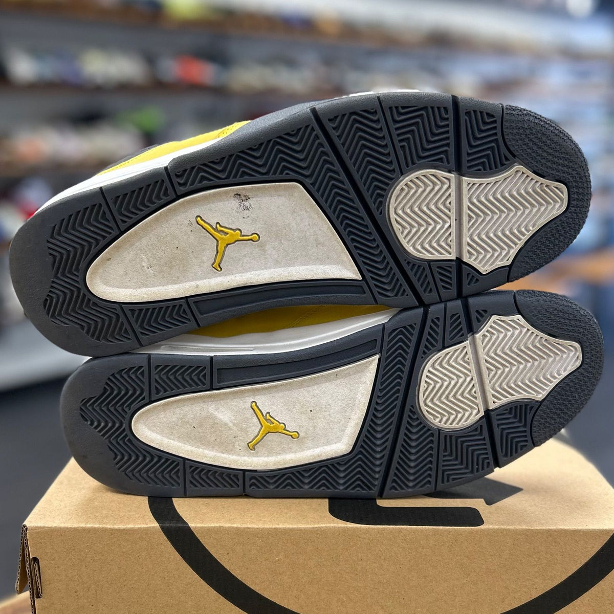 Jordan 4 Retro Lightning (2021) - Preowned