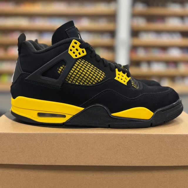 Jordan 4 Retro Thunder (2023) - Preowned