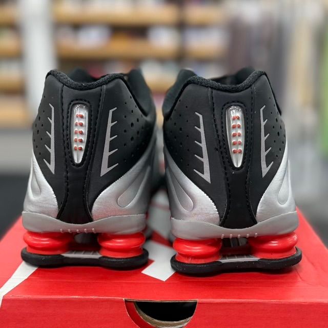Nike Shox R4 Black Metallic Silver (2025) - Preowned