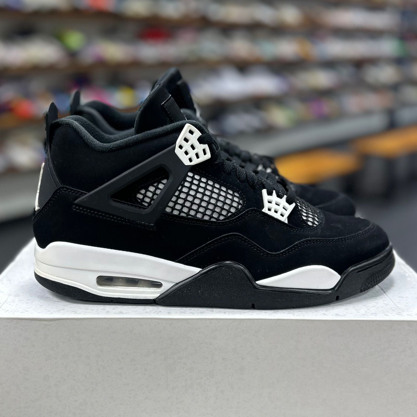 Jordan 4 Retro White Thunder - Preowned