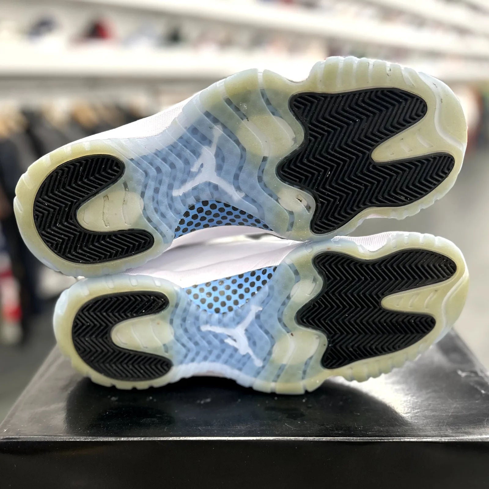 Jordan 11 Retro Legend Blue (2024) - Preowned