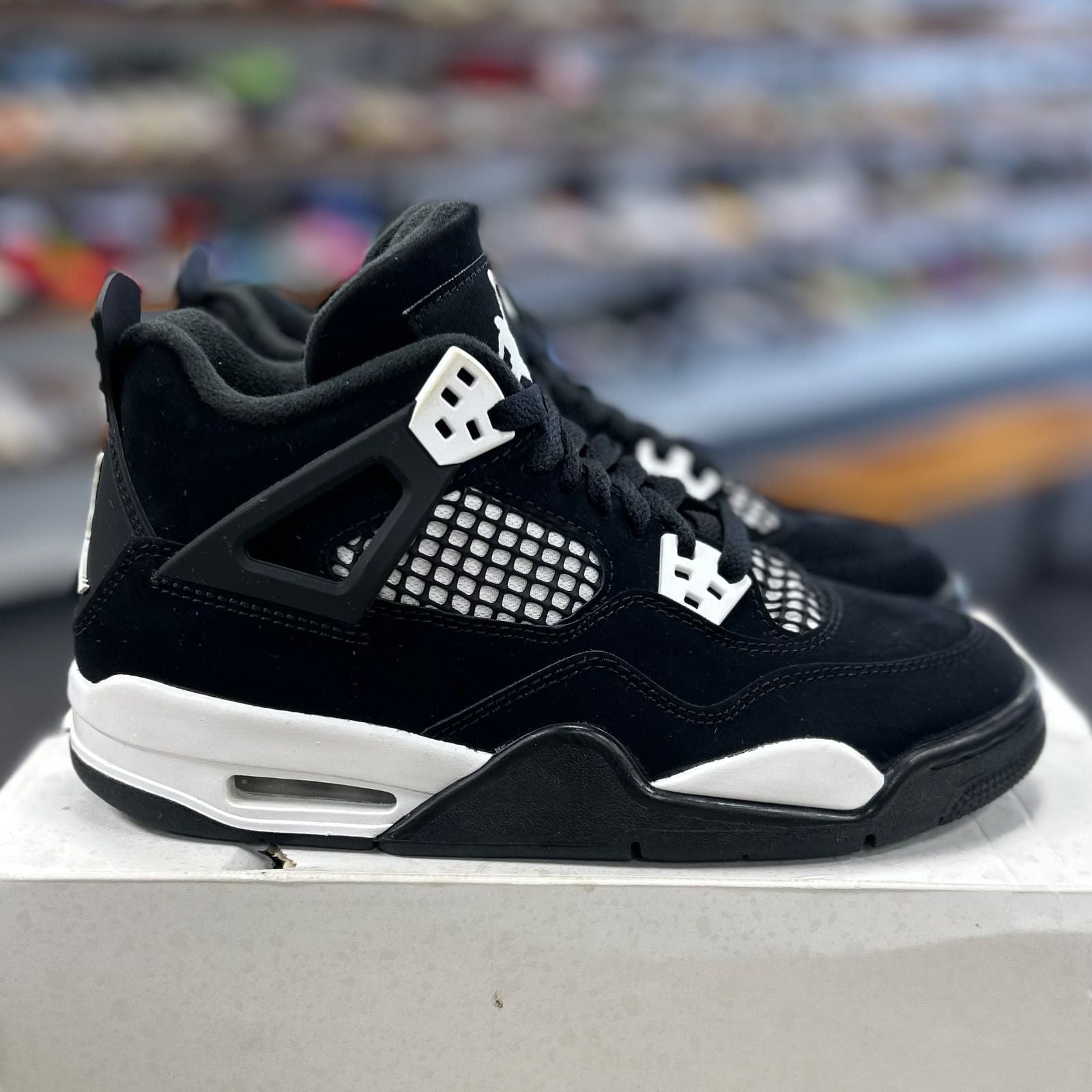 Jordan 4 Retro White Thunder (GS) - Preowned
