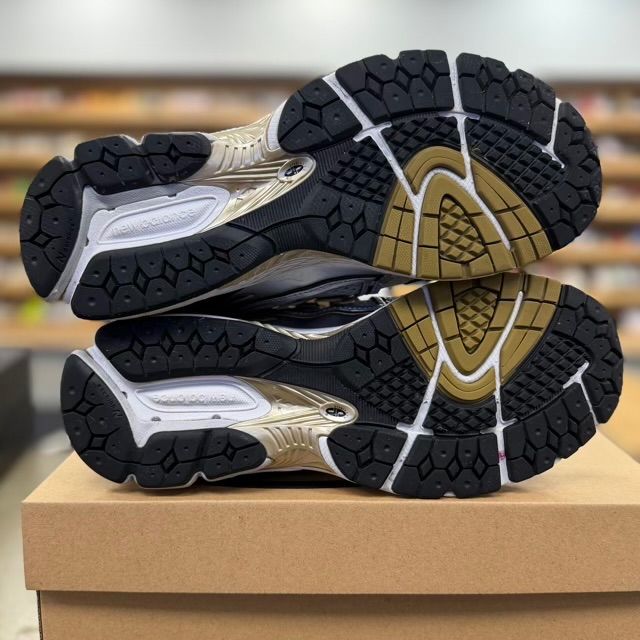 New Balance 1906R White Metallic Gold - Preowned
