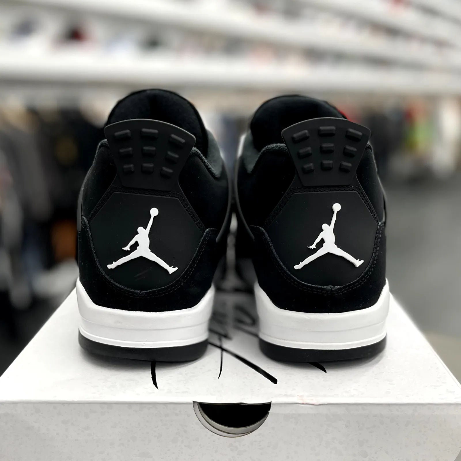 Jordan 4 Retro White Thunder - Preowned