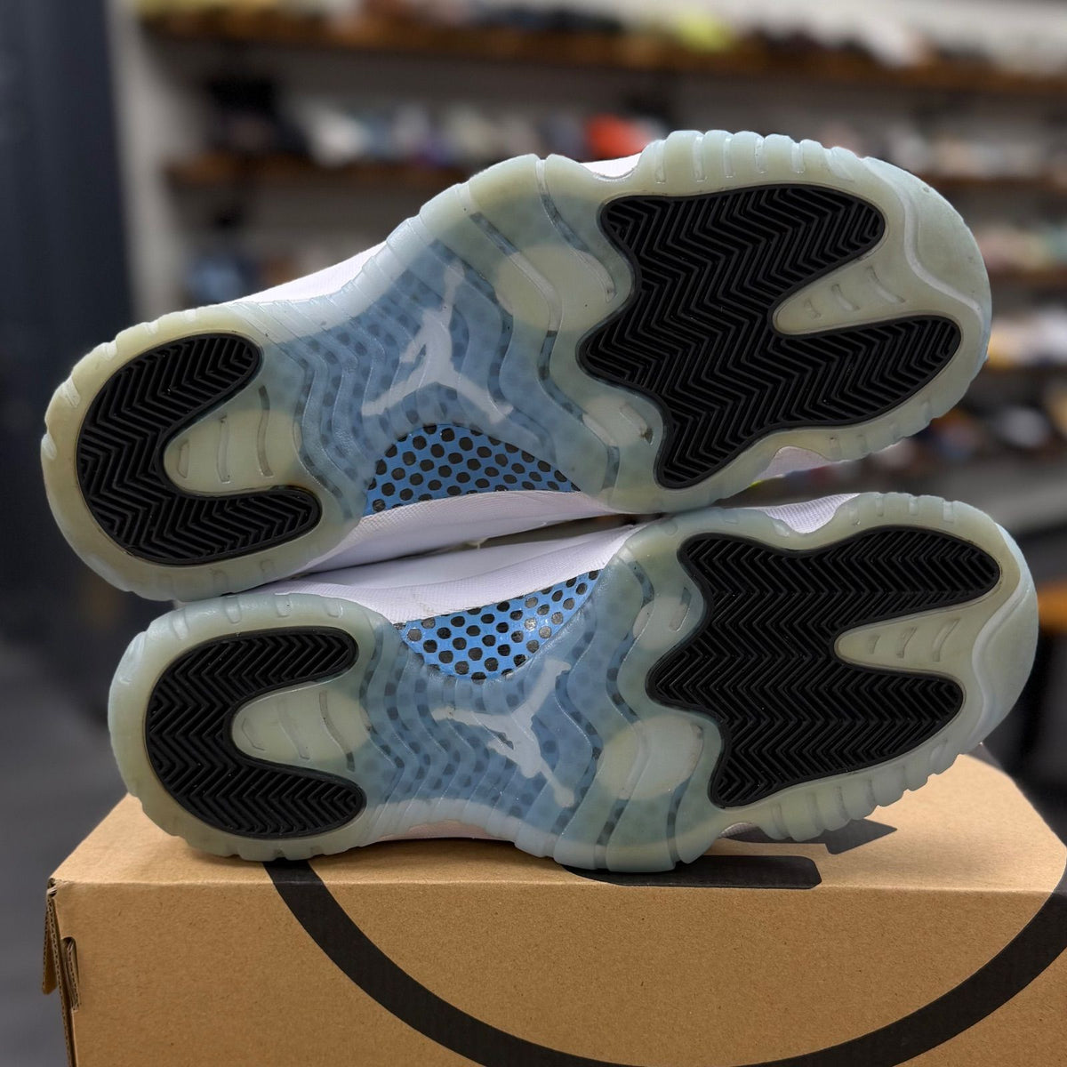 Jordan 11 Retro Legend Blue (2024) - Preowned