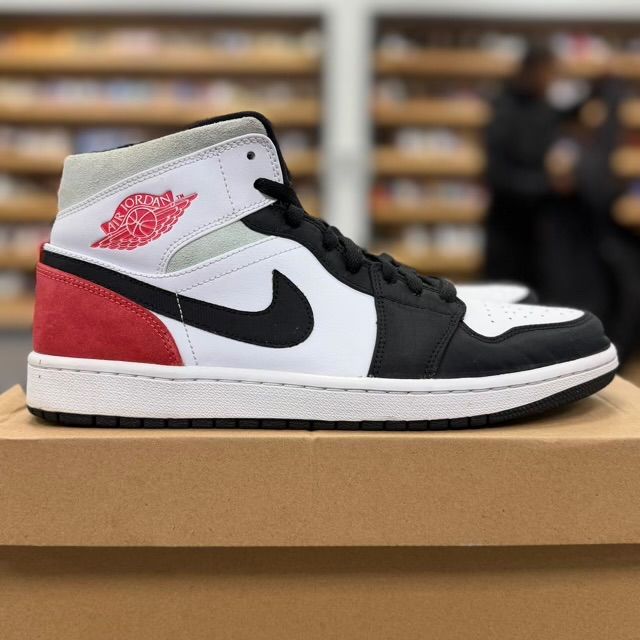 Jordan 1 Mid SE Red Black Toe - Preowned