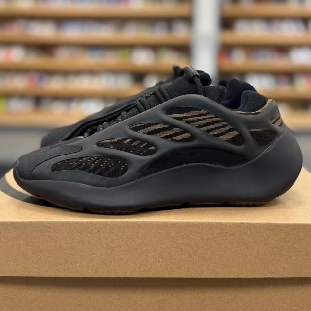 adidas Yeezy 700 V3 Clay Brown - Preowned