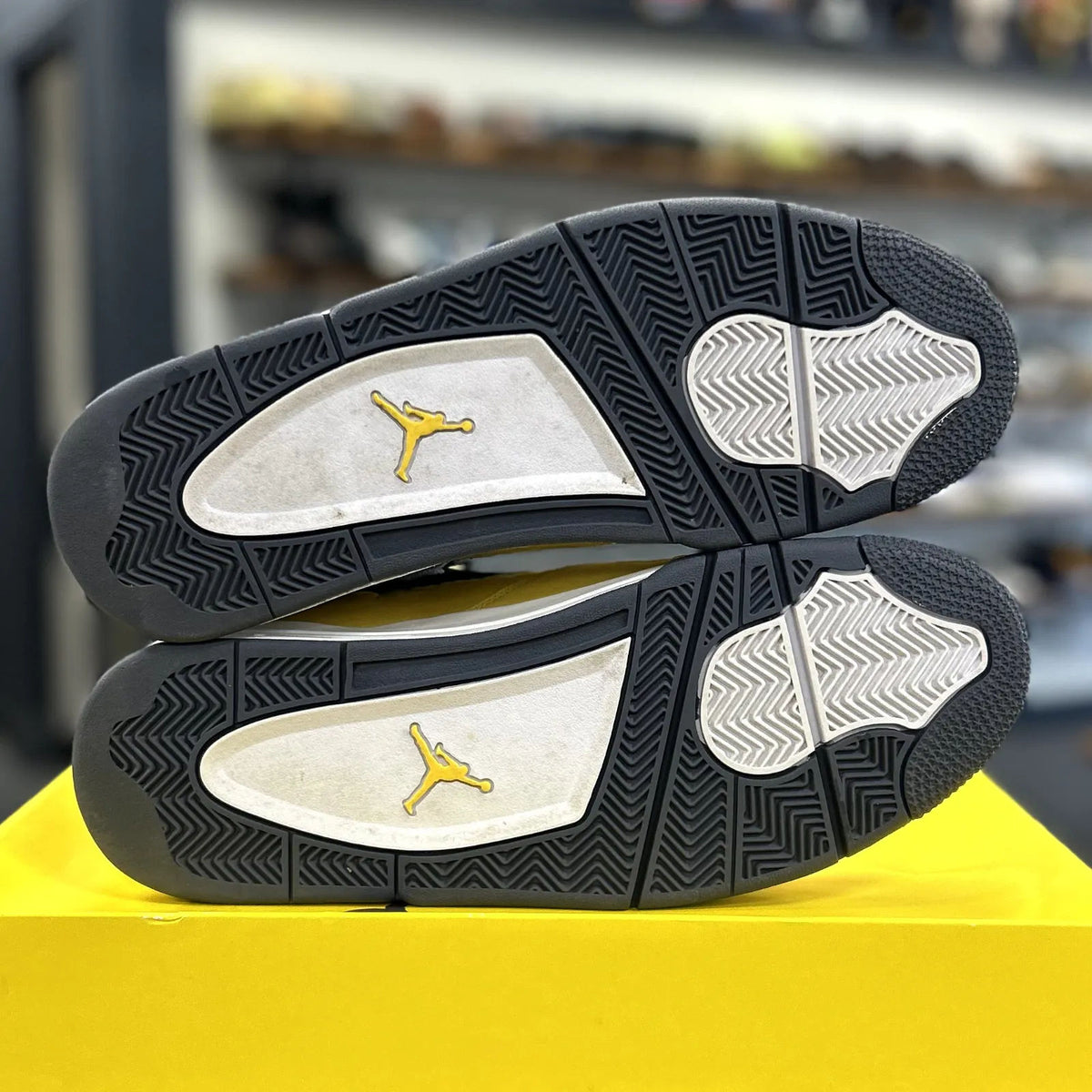 Jordan 4 Retro Lightning (2021) - Preowned