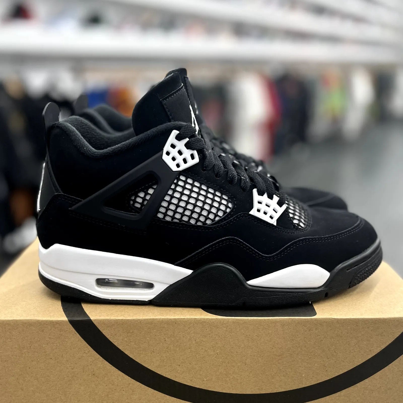 Jordan 4 Retro White Thunder - Preowned