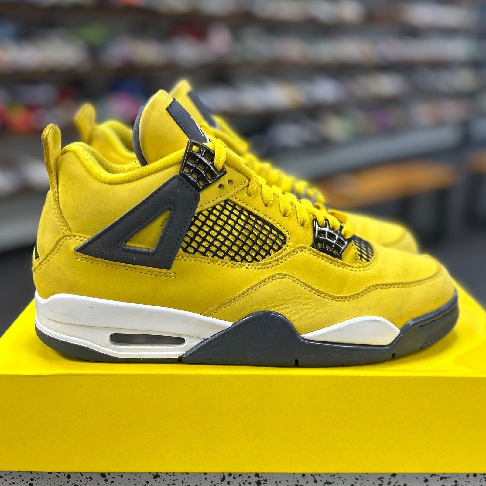 Jordan 4 Retro Lightning (2021) - Preowned