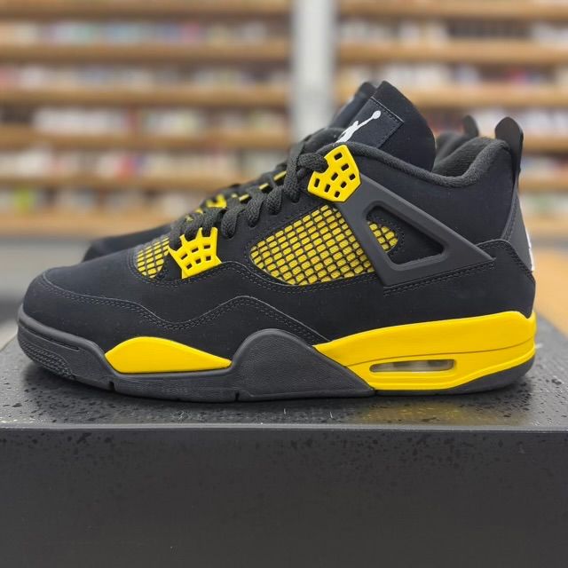 Jordan 4 Retro Thunder (2023) - Preowned
