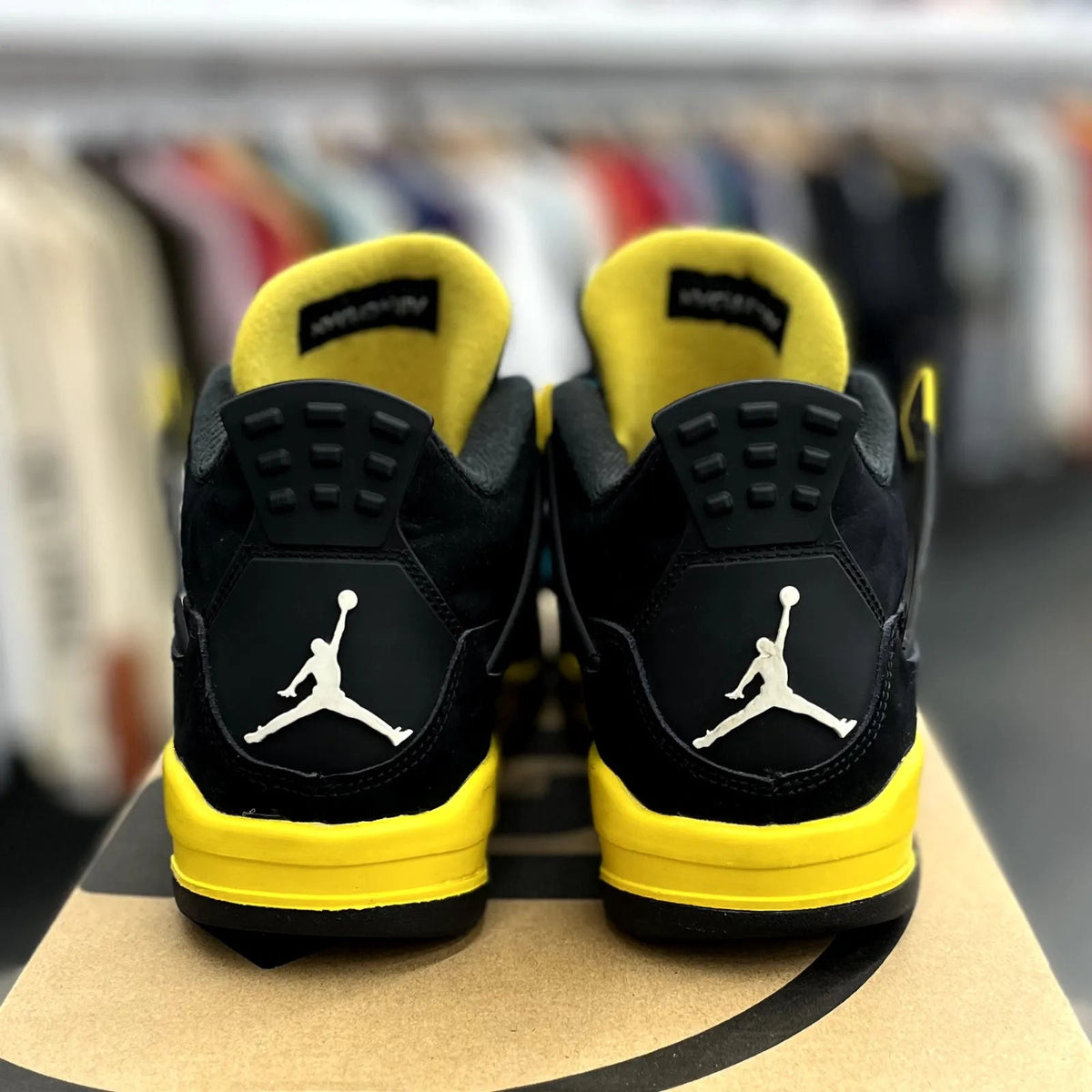 Jordan 4 Retro Thunder (2023) (GS) - Preowned
