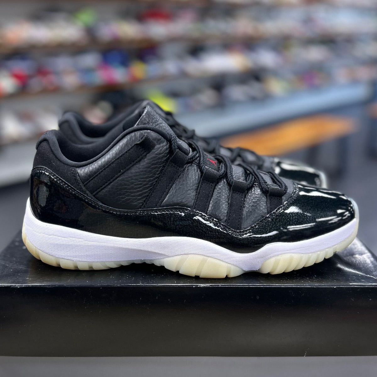 Jordan 11 Retro Low 72-10 - Preowned