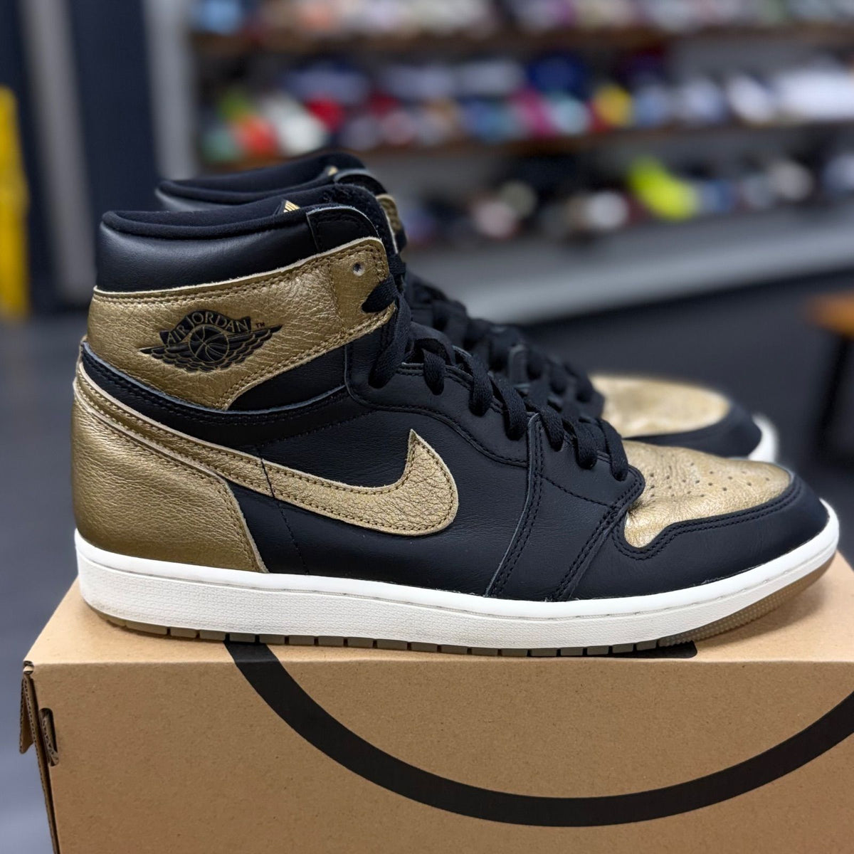 Jordan 1 Retro High OG Black Metallic Gold - Preowned