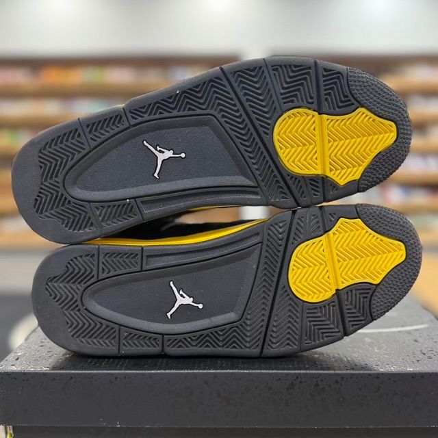Jordan 4 Retro Thunder (2023) - Preowned