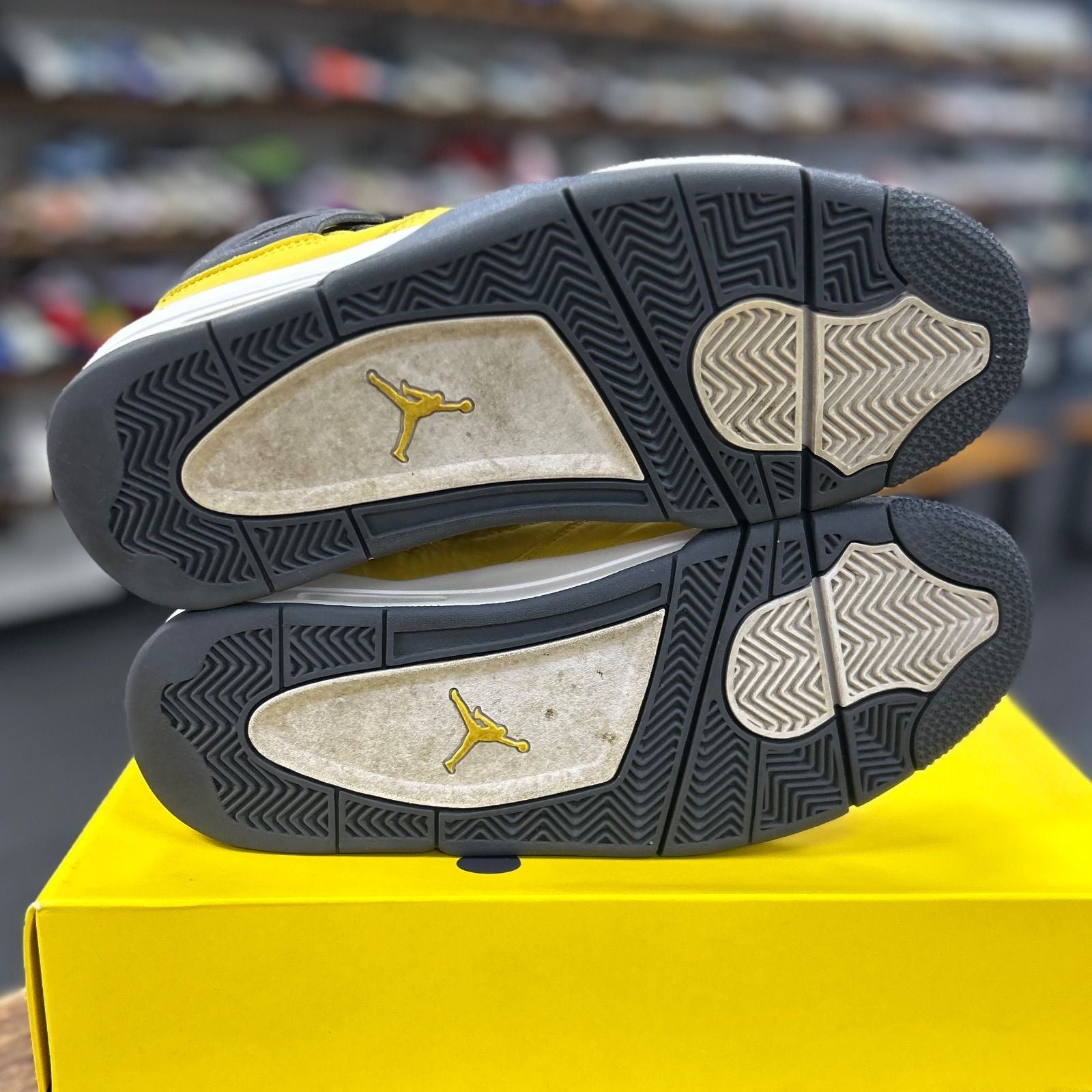Jordan 4 Retro Lightning (2021) - Preowned