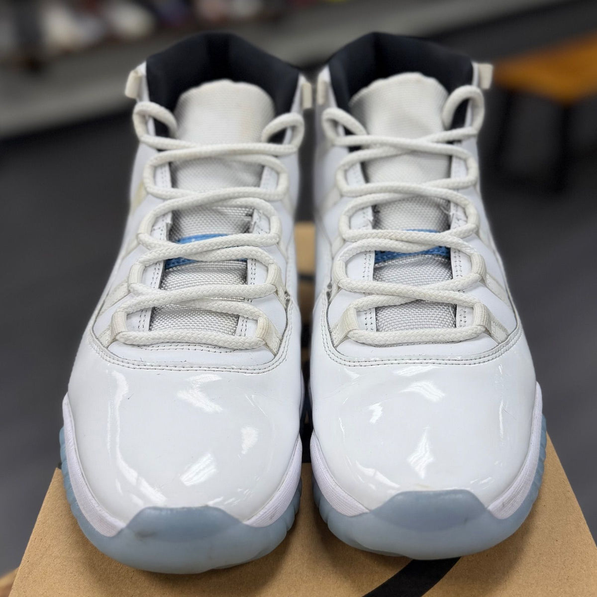 Jordan 11 Retro Legend Blue (2024) - Preowned