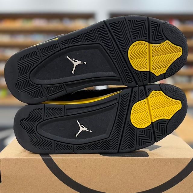 Jordan 4 Retro Thunder (2023) - Preowned