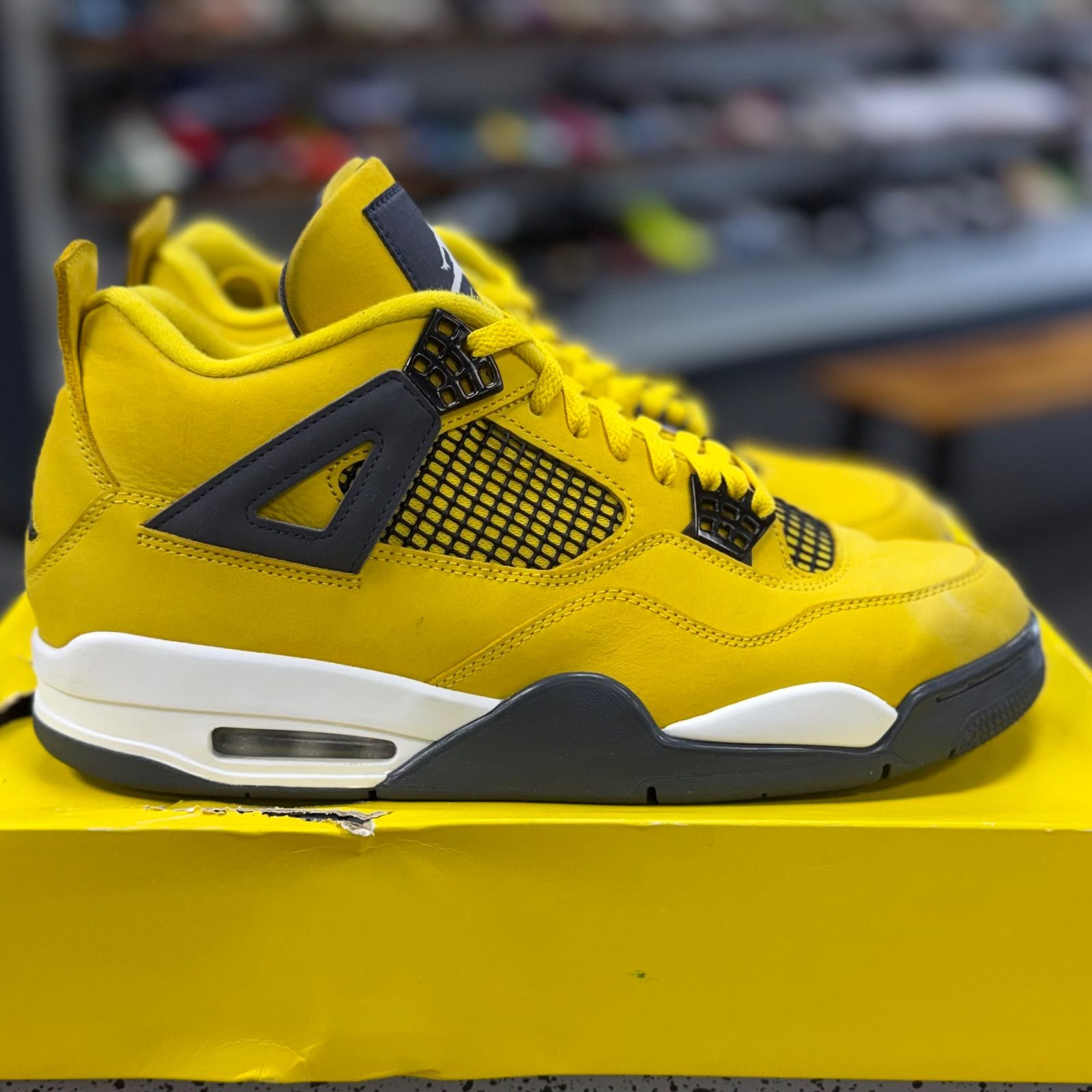 Jordan 4 Retro Lightning (2021) - Preowned