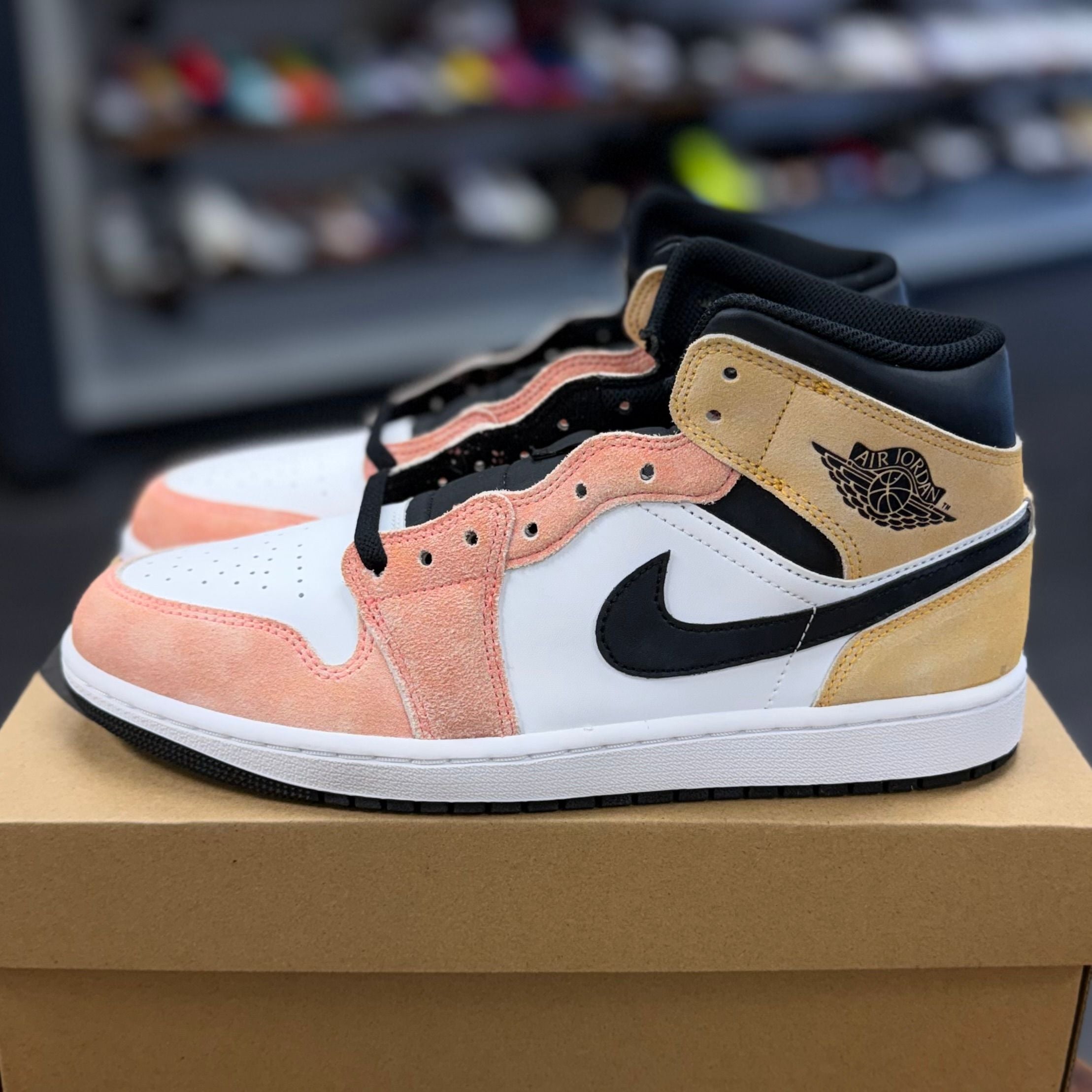BRAND NEW STEAL - Jordan 1 Mid SE Flight Club